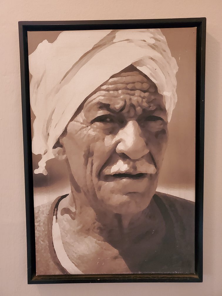 Sheikh Ali Abdel Rassoul etablerede stedet i 1940'erne. Oprindeligt kendt som "Sheikh Ali’s Hotel", voksede det til et mødepunkt for egyptologer, kunstnere og rejsende fra hele verden Han var efterkommer af Abdel Rassoul-familien, en slægt kendt for deres deltagelse i udgravninger ved Thebens nekropolis. Familien har både bidraget til legitime arkæologiske missioner men også været omgærdet af historier om skjulte skatte og mystik Sheikh Ali var også kendt for sin karismatiske personlighed og gæstfrihed — mange gæster besøgte blot restauranten i håb om at møde ham. Han fungerede som en levende forbindelse til det gamle Luxors mystik og historier om gravrøveri og hemmelige skatte. Han døde i 1988 men stedet drives på smukkeste vis af et engelsk par — der kom der i deres ungdom.