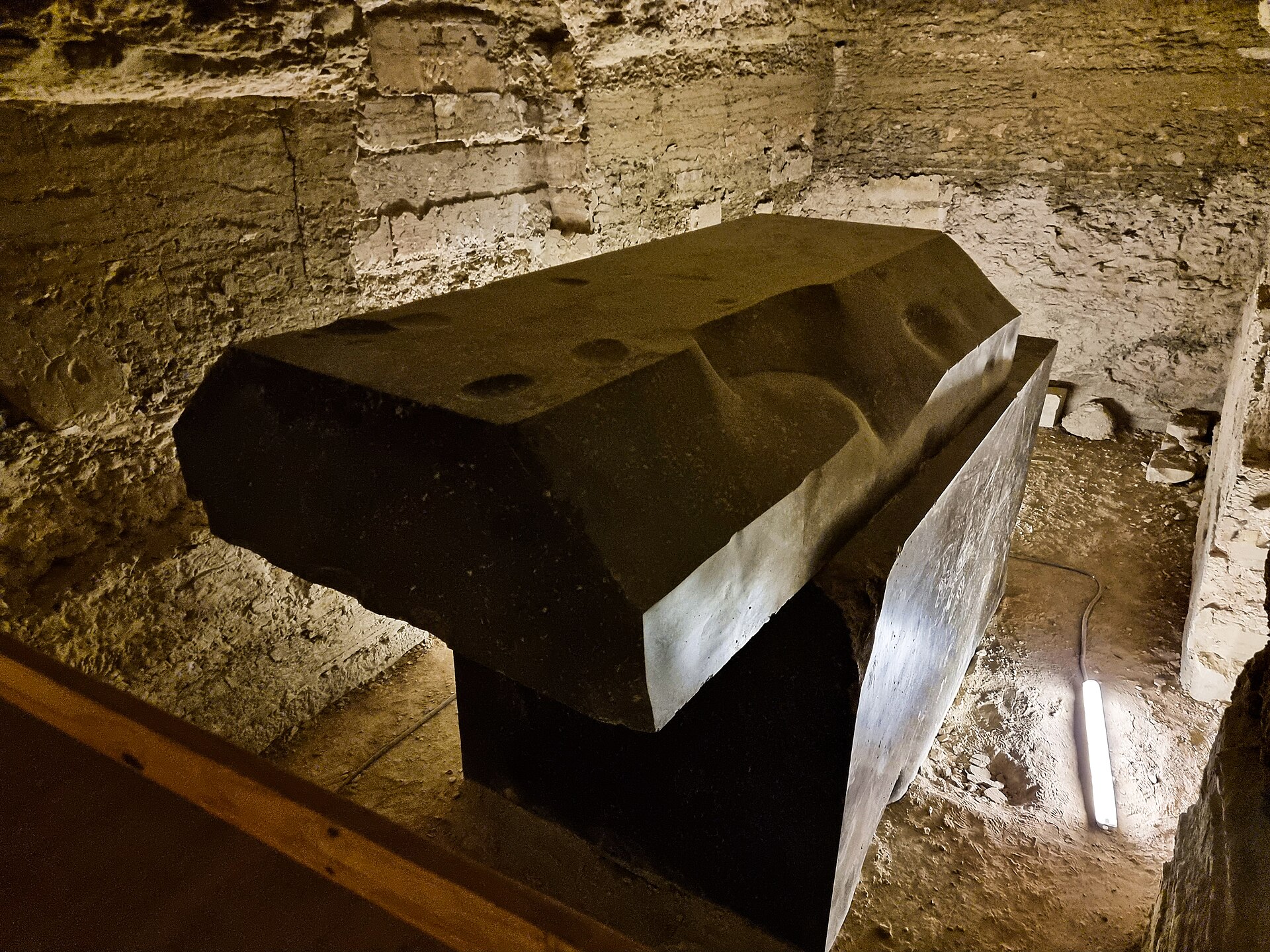 Apistyrens granitkiste
